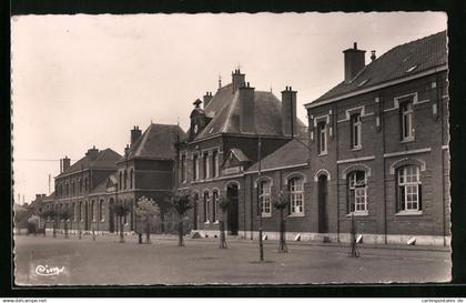 CPA Quievrechain, La Mairie et les Ecoles