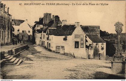 CPA ROCHEFORT-en-TERRE - Un Coin de la Place de l'Église (33022)