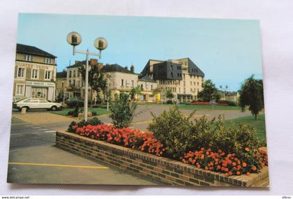 Cpm 1989, Sable sur Sarthe, la place du champ de foire, Sarthe 72