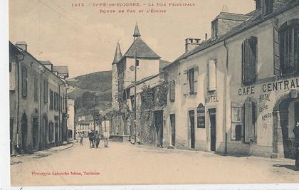 V 789/ CPA SAINT PE DE BIGORRE (65)  LA RUE PRINCIPALE ROUTE DE PAU ET L'EGLISE