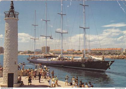 CPM 83 @ SAINT RAPHAEL - Le Club Méditerranée au Port - Bateau Voilier 4 Mâts qui deviendra le PHOCEA de Bernard Tapie