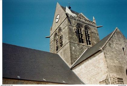 Photographie  France- Sainte-Mère-Église- Eglise avec le parachute -VM26766c