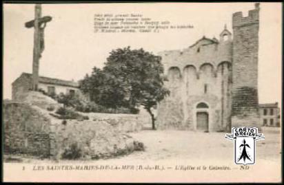 13 Saintes-Maries-de-la-Mer - 1 LES SAINTES-MARIES-DE-LA-MER (B-du-R)- L´Eglise et le Calvaire - cpa