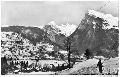 VUE GENERALE DE SAMOENS LE TELESKI DE VERCLAND SKIEURS AVEC LE CRIOU LES DENTS BLANCHES ET LE MONT TUET