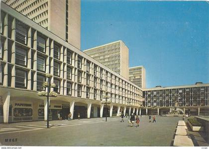 CPM Sarcelles Les Flanades Place de France