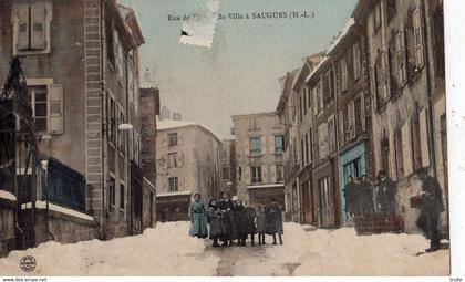 RUE DE L'HOTEL DE VILLE A SAUGUES ( SOUS LA NEIGE ) CARTE COLORISEE