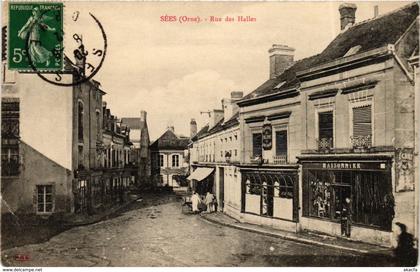 CPA SÉES Rue des Halles (868687)