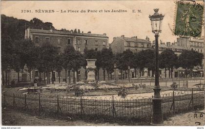 CPA SEVRES La Place (806806)