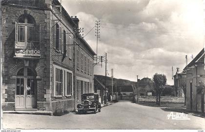 CPSM Soucy Le Centre très ancienne automobile