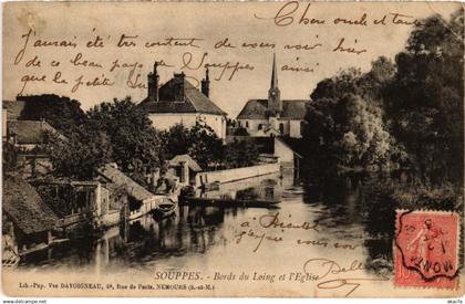 CPA Souppes sur Loing Bords du Loing et Eglise (1268061)