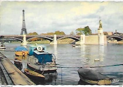 CPM Tour Eiffel Paris - Vue sur la Seine - mini statue de la Liberté