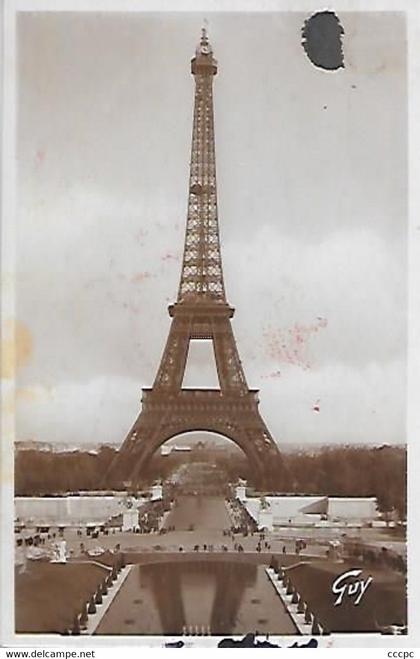 CPSM Paris Tour Eiffel et cachet souvenir de la Tour Eiffel et vignette