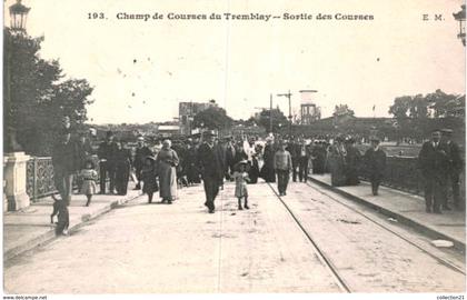 TREMBLAY EN FRANCE ... CHAMP DE COURSES ... SORTIE DES COURSES