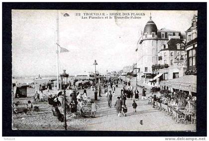 372. TROUVILLE - REINE DES PLAGES. Les planches et le Trouville Palace. Animée