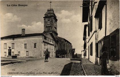 CPA URRUGNE La Place et l'Église (411937)