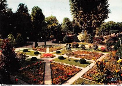 03 VICHY dans les grands parcs jardins à la Française N° 90 \KEVREN0774