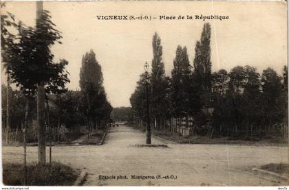 CPA VIGNEUX-sur-SEINE Place de la Republique (1354686)