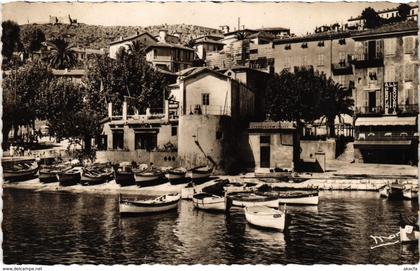 CPA Villefranche-sur-mer - Un coin du Port (111040)