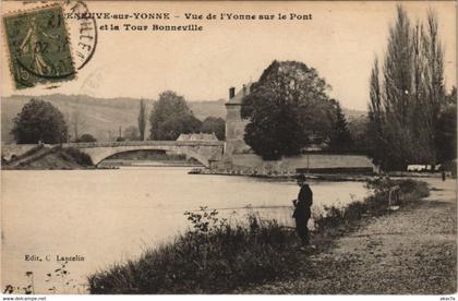 CPA VILLENEUVE-sur-YONNE - Vue del'YONNE sur le pont (147092)