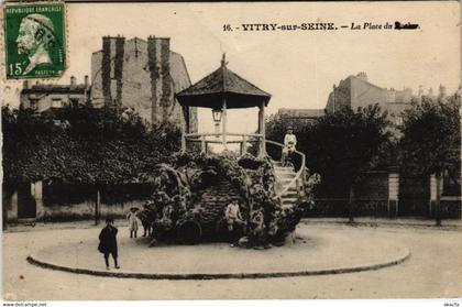 CPA VITRY-sur-SEINE La Place (65565)