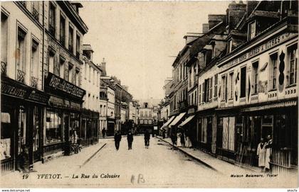 CPA YVETOT-La Rue du Calvaire (349264)