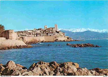 06 - Antibes - Les Remparts - Dans le fond la Chaine des Alpes - CPM - Voir Scans Recto-Verso