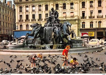 Lyon 1 place des Terreaux fontaine Bartholdi pigeons