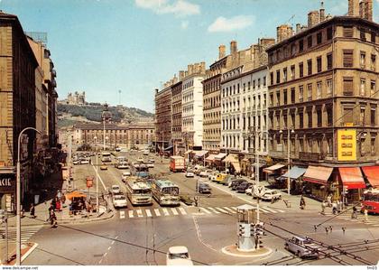 Lyon 3 et 7 place Gabriel Péri bus autocar pub Ricard