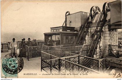 CPA MARSEILLE - Ascenseur de Notre-Dame de la Garde, la Sortie (986231)