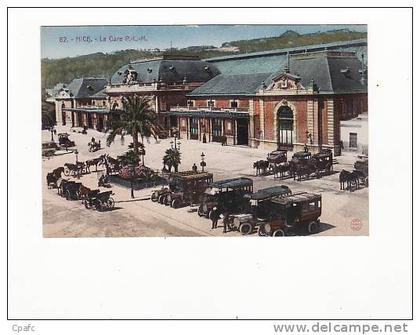 carte 1915  NICE / LA GARE (nombreuses voitures ,calèches,attelage)