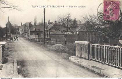 CPA Tavaux-Pontséricourt Rue de la Gare