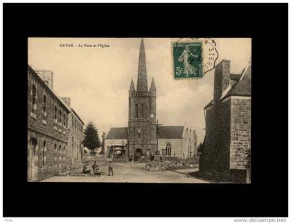 22 - CAVAN - La Place et l'Eglise