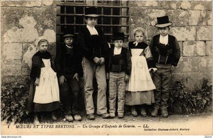 CPA Gourin - Moeurs et Types Bretons - Un Groupe d'Enfants de Gourin (384415)