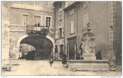 Gard : Barjac, La Fontaine, l'Hotel de Ville