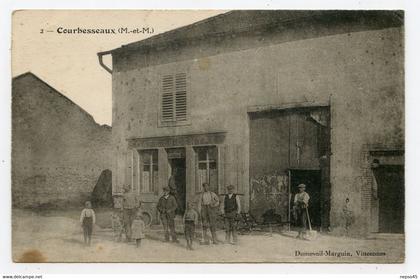 ( 54 ) Courbesseaux  ( 366 Hab ) Café du Centre.propriètaires devant leur commerce. rare carte animée.