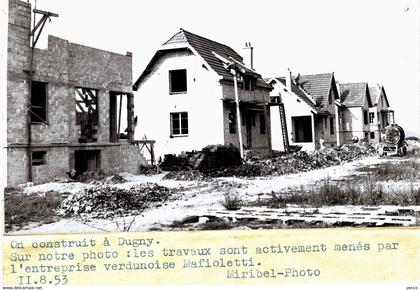 PHOTO  ancienne de DUGNY - 14,5 x 8 cm - On construit à DUGNY, l'entreprise Verdunoise MAFIOLETTI le 11/8/53