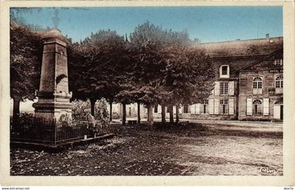 CPA Vauvillers Le Chateau et le Monument (1273813)