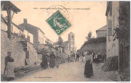 85 - VENDEE / Dompierre sur Yon - la rue principale - Beau cliché animé - défaut - carte décollée