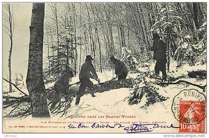 vosges - ref A304- l hiver dans les hautes vosges -bucherons -le sciage des troncs d arbres -carte bon etat  -