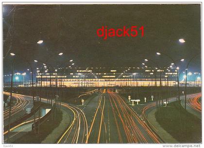 AEROPORT DE PARIS-ORLY - L'aérogare vue la nuit / 2 Scans