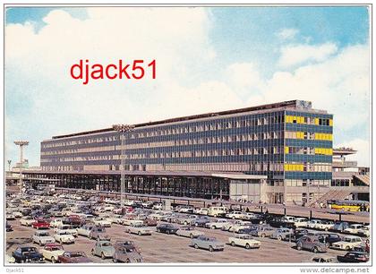 " AEROPORT DE PARIS " (ORLY) La Façade Nord de l'Aérogare et le parking de départ - 1965 (Voitures)