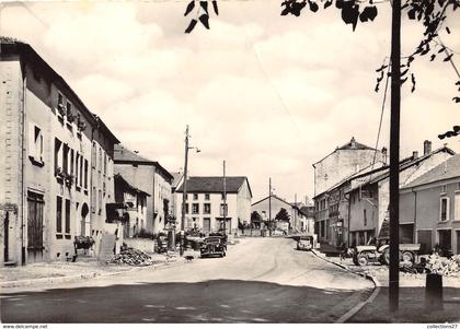 57-ALBESTROFF- LA GRAND'RUE - VOIR POMPE A ESSENCE