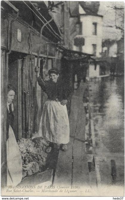 Paris - Inondations 1910 - Rue Saint-Charles - Marchande de Légumes