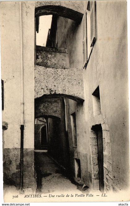 CPA ANTIBES - Une ruelle de la vieille ville (192227)