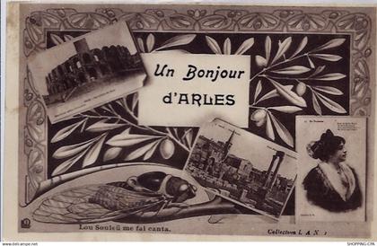 13 - Arles - Carte " Un bonjour d' Arles" Lou Souleü me fai canta - Voyagé -...