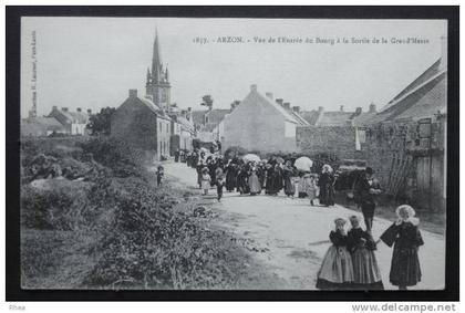 56 Arzon 1857 ARZON - Vue l'Entrée du Bourg à la Grand'Messe sortie de messe D56D K56240K C56005C RH003027