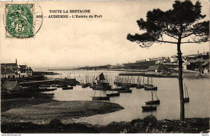 CPA Toute La Bretagne AUDIERNE - L'Entrée du Port (252822)