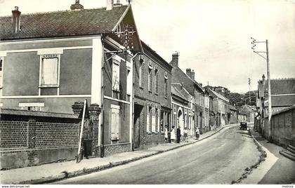 AUNEUIL - rue principale.