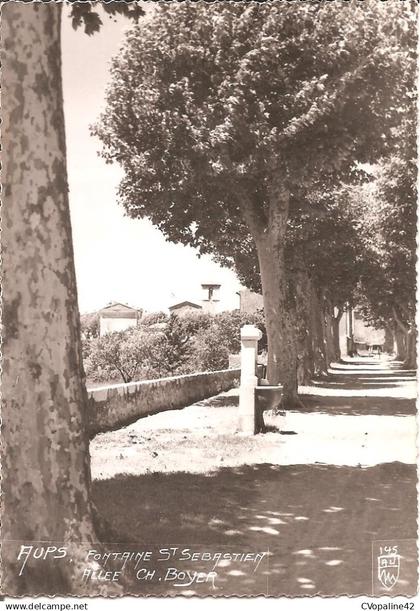 RARE !! AUPS (83) Fontaine St-Sébastien Allée Ch. Boyer en 1956 (Edit : A. VOIRIN)  CPSM  GF