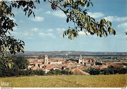 82 - Auvillar - Vue Générale - la tour et le clocher de l'église - CPM - Voir Scans Recto-Verso